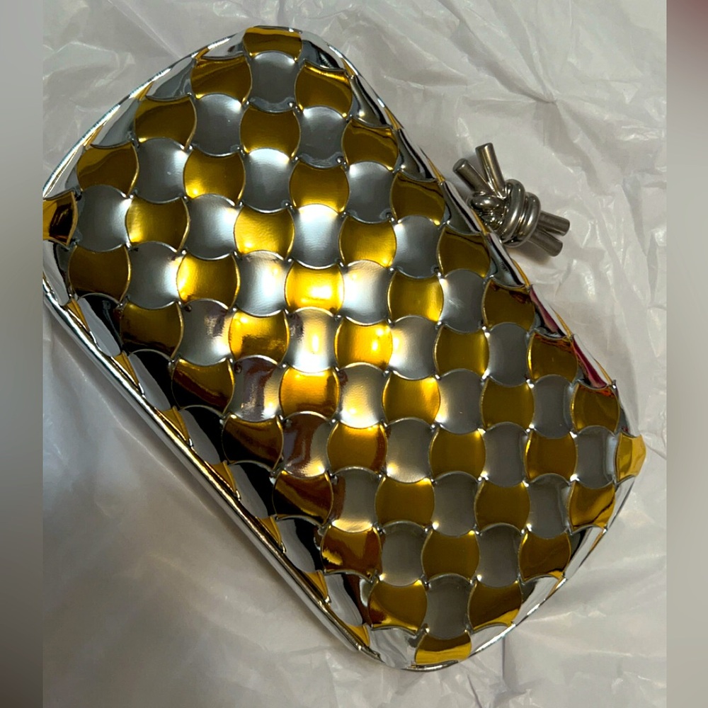 Bottega Veneta Knot Wavy Metallic Clutch Bag - Silver-Gold